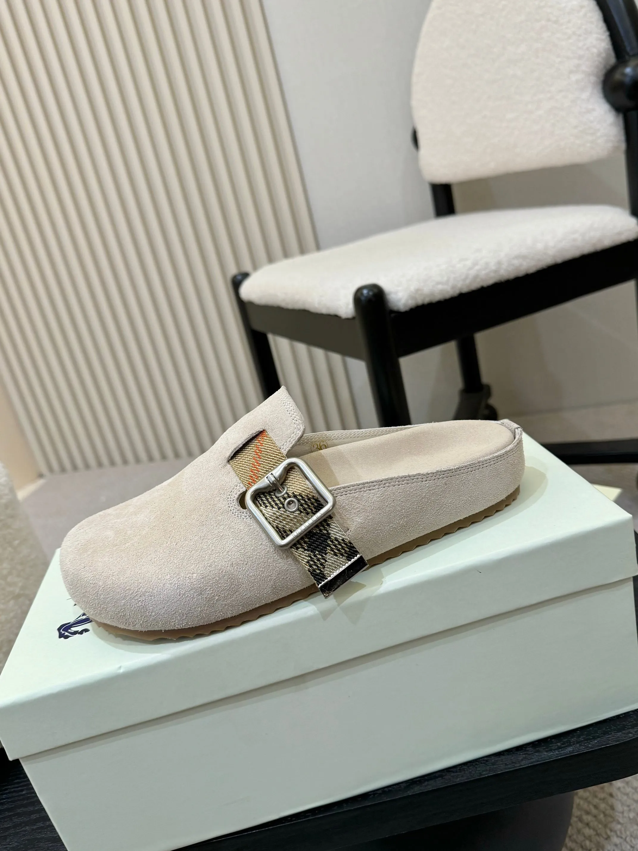 Men's shoes 💰560 Burberry's 2025 popular Birkenstock slippers are released, made of soft suede fabric and refined in Italian workshops. Featuring an embossed plaid pattern and an embossed sole embellished with the archive brand's logo. Features an adjustable B-shaped buckle strap and is embellished with the signature sand-colored Burberry check in jacquard worsted.   ✅Fabric: suede ✅Lining: silk cowhide ✅Outsole: TPU ✅Color: black, brown, pink, apricot, 4 colors available ✅Code number: 35-45 for men and women (35, 45 customized)